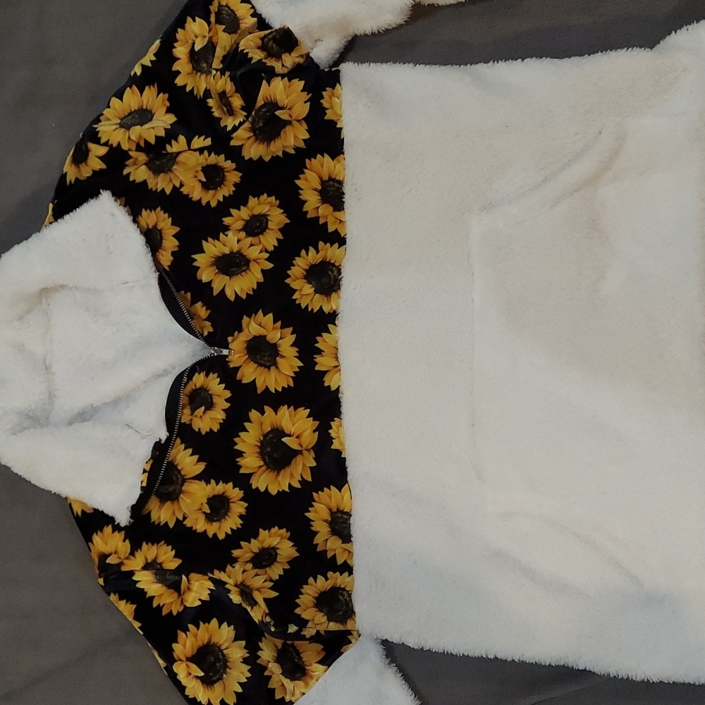 Women's Sunflower XL pullover sweater.  With pockets